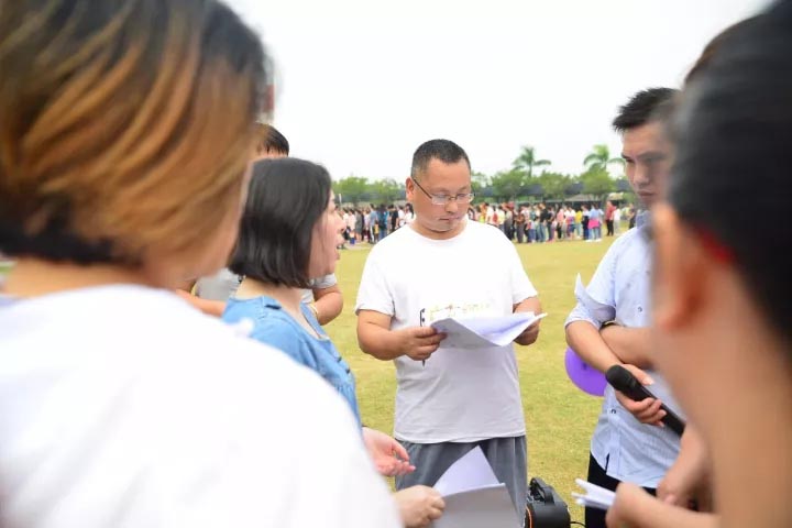 口哨發(fā)令、旗幟落下，比賽的完美呈現(xiàn)，離不開裁判員的辛苦付出，低調(diào)是他們的代名詞