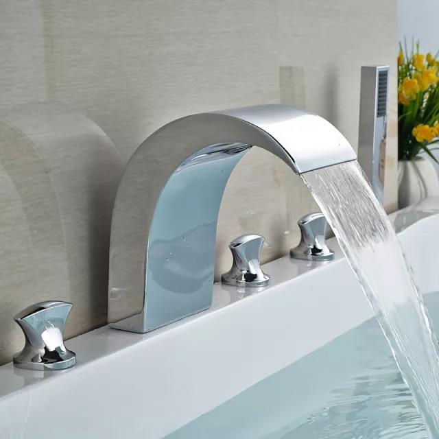 對其他水管、電氣、水龍頭等零部件進(jìn)行裝拼,走過這所有步驟,一個完整的亞克力浴缸制品才得以面世