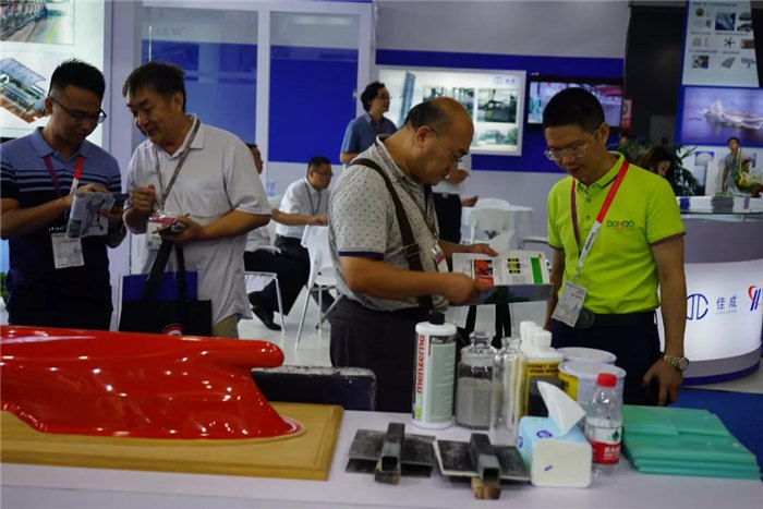 廣東博皓團隊耐心為不斷前來領取資料有意咨詢的賓客進行耐心講解,始終堅持用專業的技術知識為客戶提供最優的解決方案-1