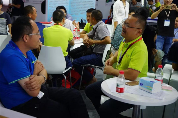 每一位光臨廣東博皓展位的客人都是我們遠方而來的朋友,坐下來喝喝茶、吃吃點心水果,一起聊聊復材那些事-2