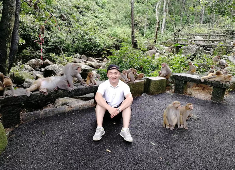 同事&ldquo;猴（侯）哥&rdquo;與他的猴弟猴孫們來(lái)了張親密合影，他經(jīng)常說(shuō)自己是美猴王，果然來(lái)到此地享受了一番當(dāng)王的感覺(jué)哈