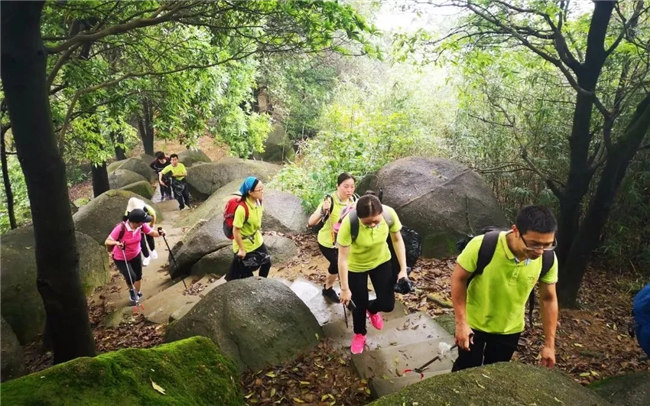博皓人穩健的步伐,燦爛的笑容,同心徒步