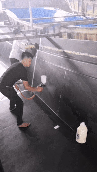 工人在FRP船模上噴涂蜜蠟HydroSpeed。它可以節省時間,勞動力和金錢!