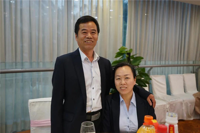 博皓家人們歡聚一堂,把酒言歡,開懷暢飲